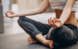 Femme faisant du yoga